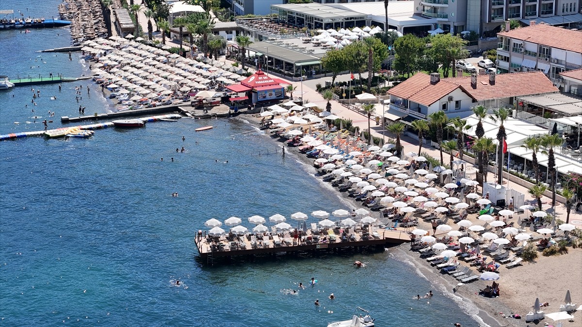Muğla'nın turistik ilçelerindeki sahillerde sıcak hava nedeniyle yoğunluk oluştu. Marmaris'te...