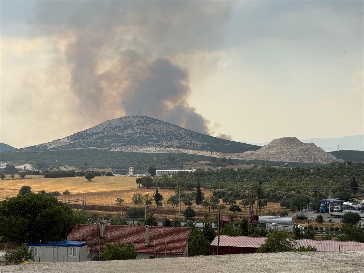 Muğla'nın Yatağan ilçesinde çıkan orman yangınına havadan ve karadan müdahale ediliyor.