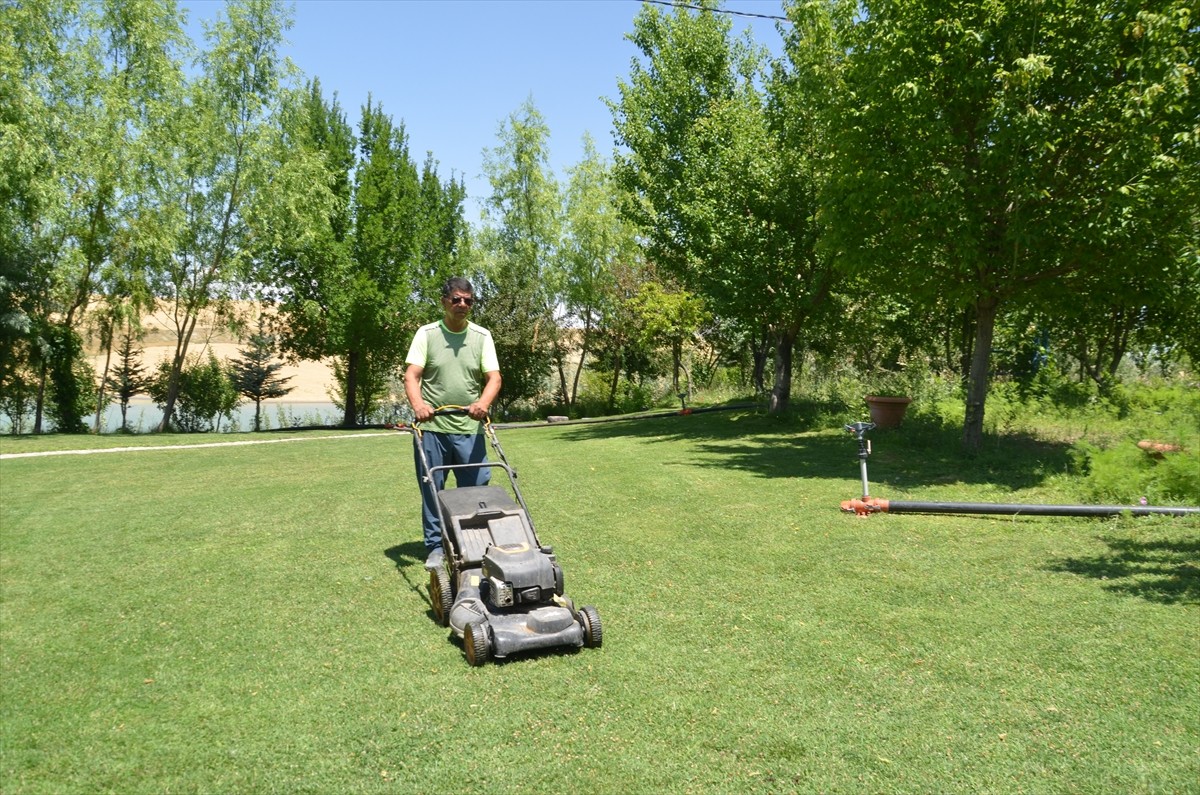 Muş'un Bulanık ilçesinde uzun süre kolon kanseriyle mücadele ettikten sonra iyileşen 61 yaşındaki...