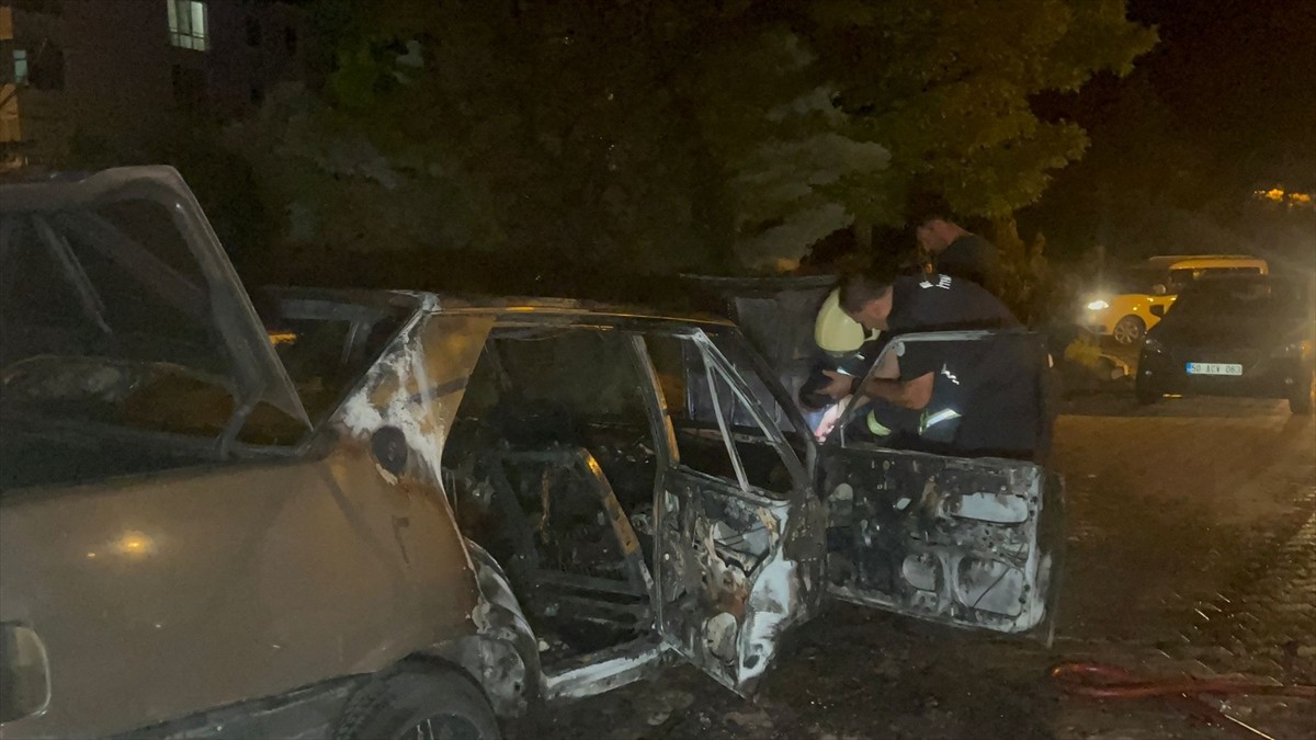 Nevşehir'de park halindeki otomobilde çıkan yangın itfaiye ekiplerince söndürüldü. Yangında...