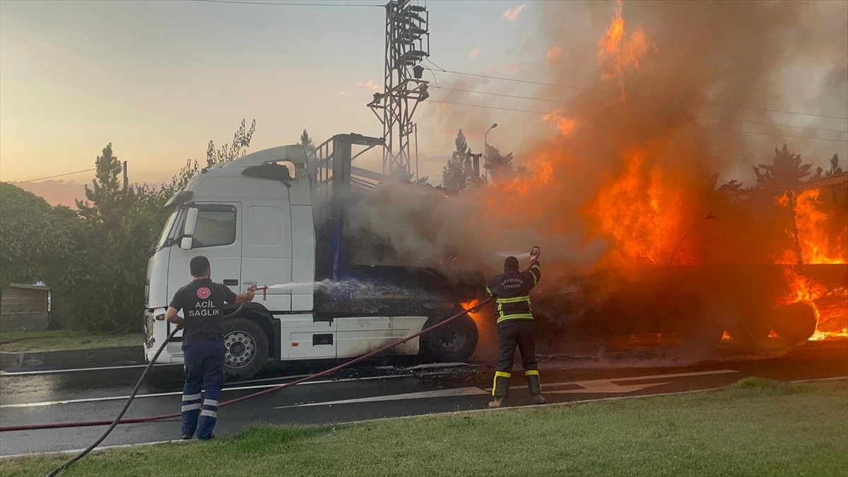 Nevşehir'de, seyir halindeyken alev alan tırın dorsesi kullanılamaz hale geldi. İhbar üzerine...
