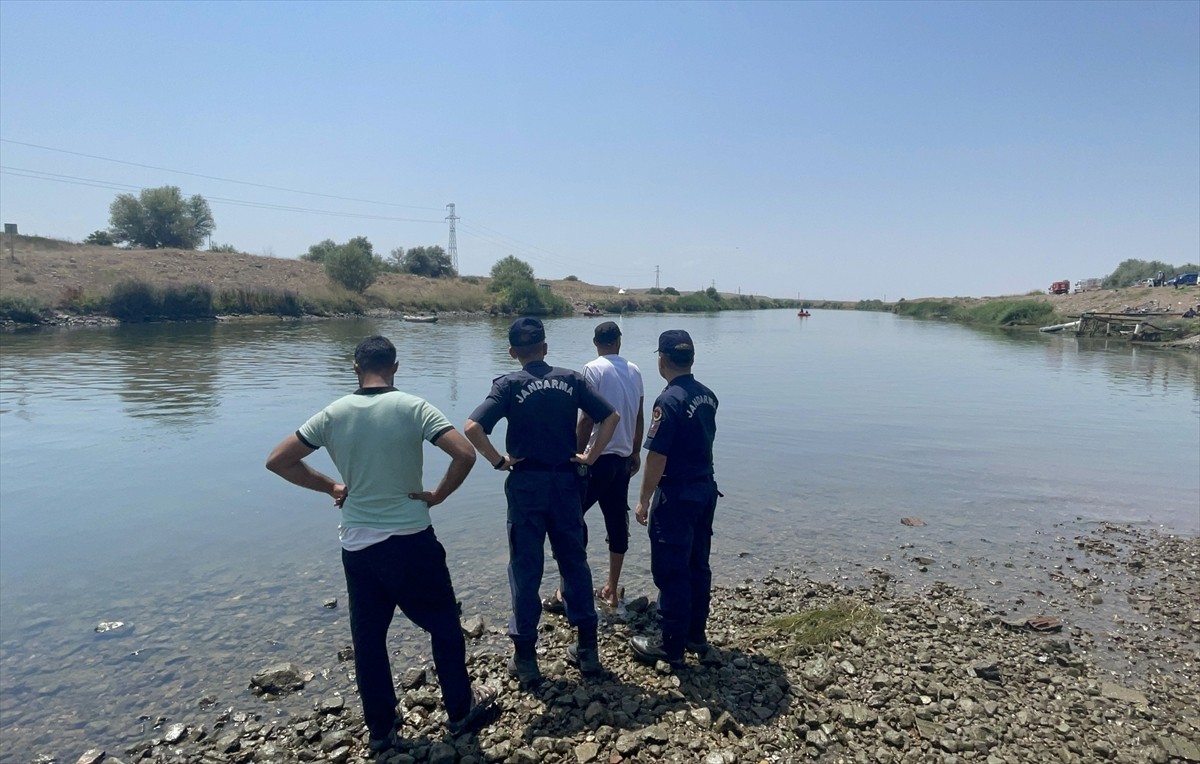 Nevşehir'in Gülşehir ilçesinde, Kızılırmak'ta kaybolan kişi için arama kurtarma çalışması...