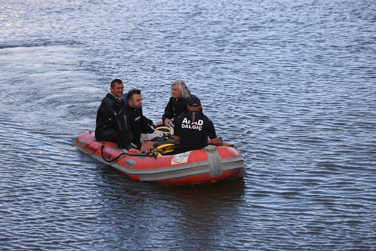 Nevşehir'in Gülşehir ilçesinde saman yüklü römorkun yan yatması sonucu sulama kanalına düşen...