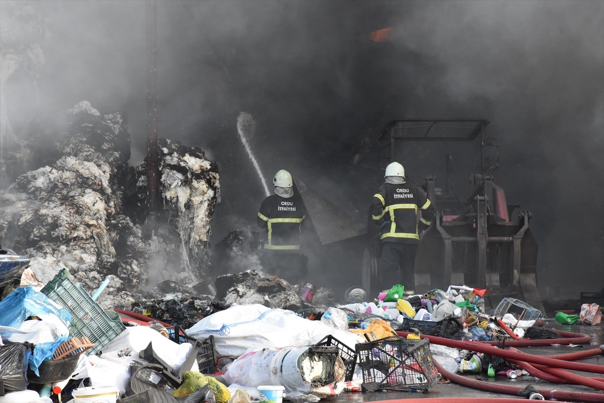 Ordu'nun Altınordu ilçesinde geri dönüşüm tesisinde çıkan yangın ekiplerin müdahalesiyle...