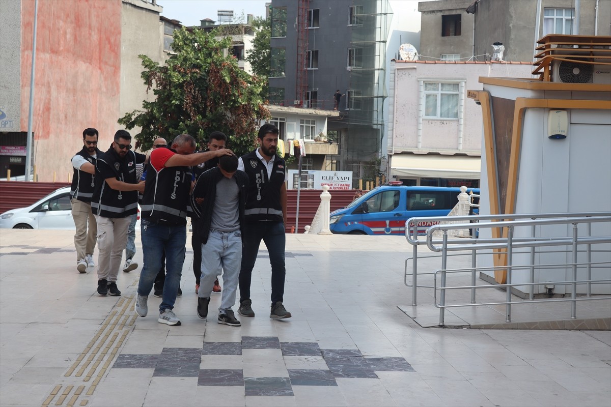  Ordu'nun Ünye ilçesinde 3 kişinin yaralandığı silahlı saldırıya ilişkin gözaltına alınan 3...