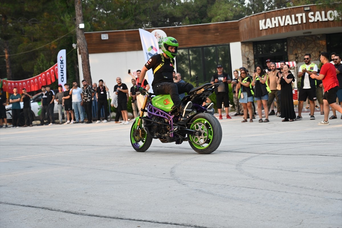 Osmaniye'nin Kadirli ilçesinde düzenlenen "Kadirli Motofest", çeşitli etkinliklerle başladı. Park...