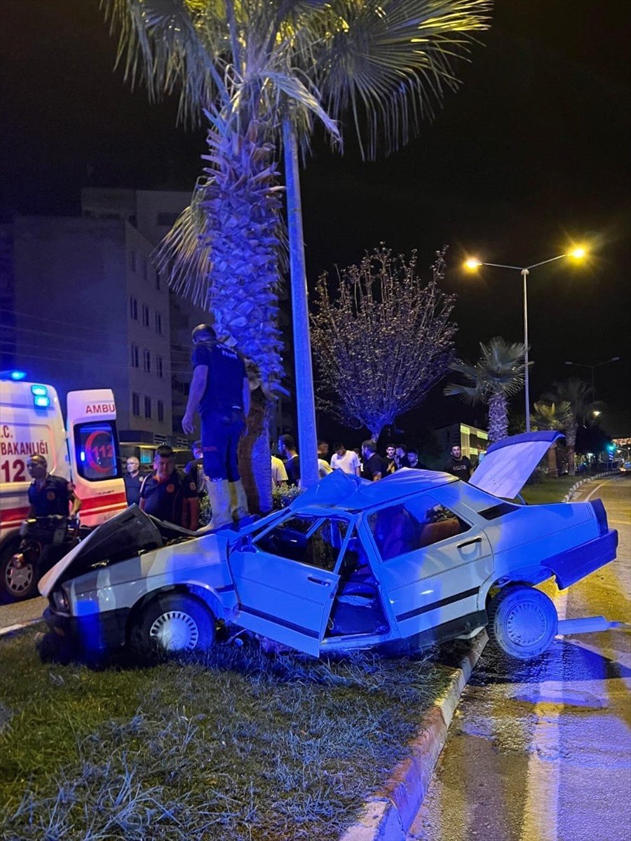 Osmaniye'nin Kadirli ilçesinde refüjdeki ağaca çarpan otomobilin sürücüsü yaşamını...