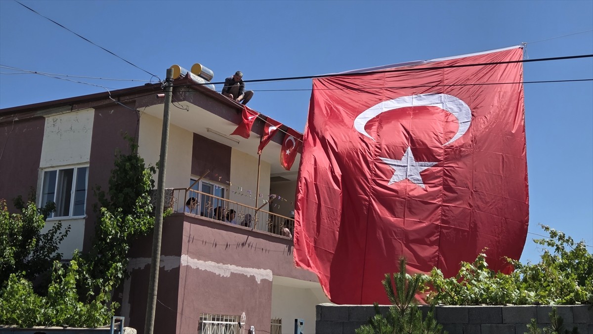 Pençe-Kilit Harekat bölgesinde bir mağarada arama tarama faaliyeti sırasında metan gazına maruz...