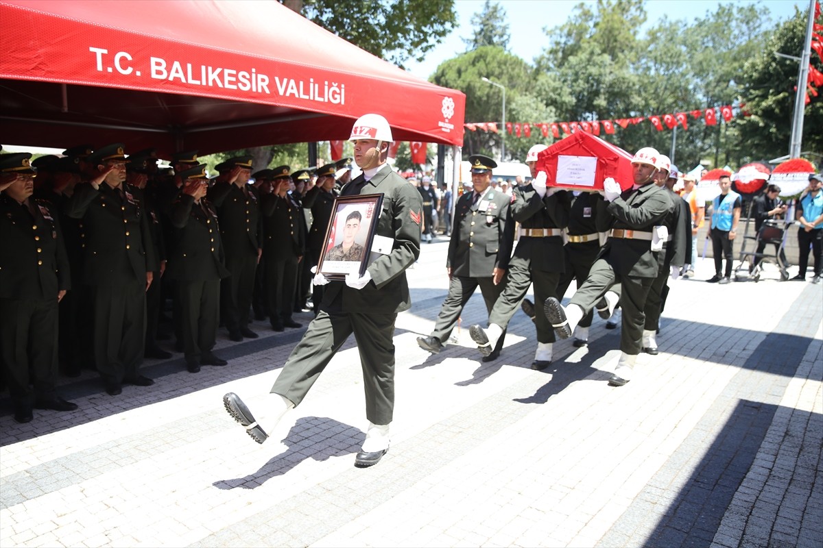 Pençe-Kilit Harekat bölgesinde bir mağarada arama tarama faaliyeti sırasında metan gazından...