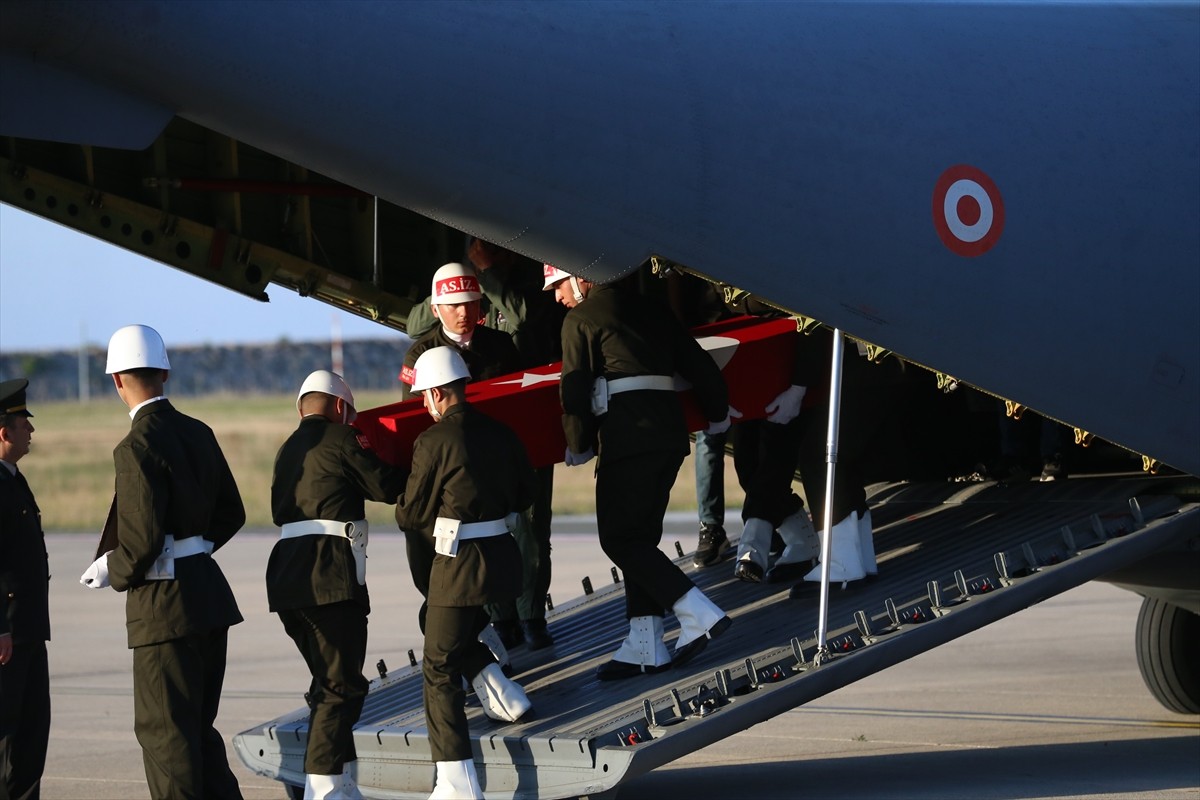 Pençe-Kilit Harekatı bölgesinde bölücü terör örgütü mensuplarınca kullanılan bir mağaradaki arama...