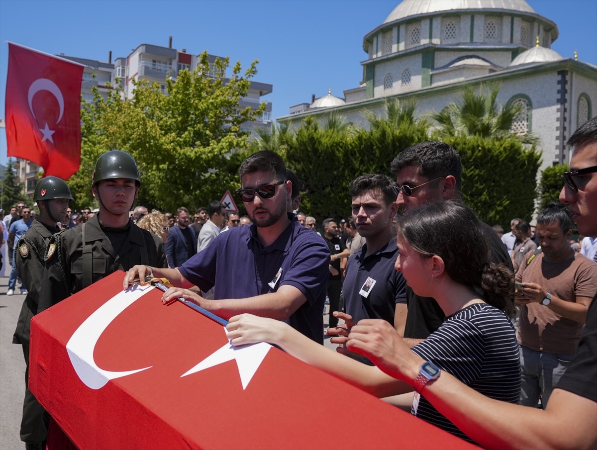 Pençe-Kilit Harekatı bölgesinde terör örgütü mensuplarınca kullanılan mağaradaki arama tarama...