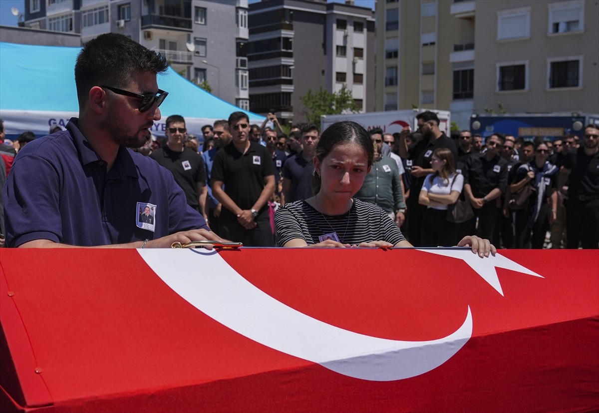 Pençe-Kilit Harekatı bölgesinde terör örgütü mensuplarınca kullanılan mağaradaki arama tarama...