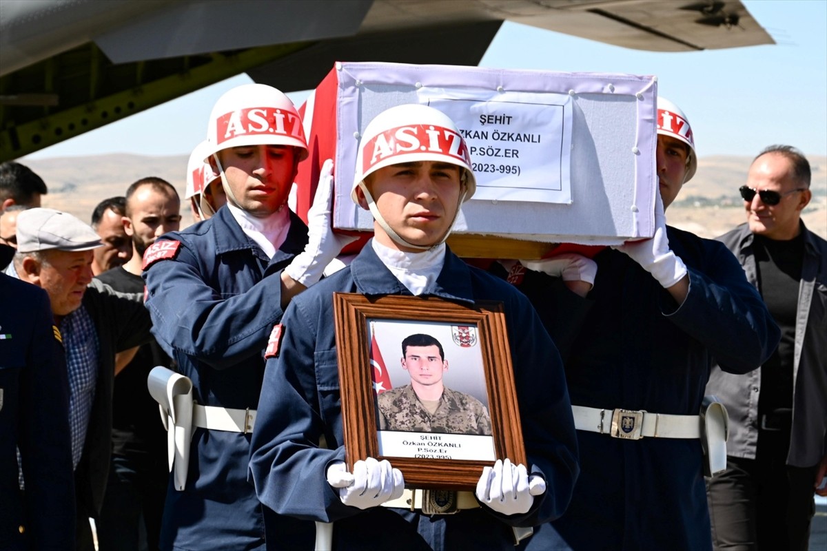 Pençe-Kilit Harekatı bölgesinde terör örgütü tarafından kullanılan bir mağarada yürütülen arama...