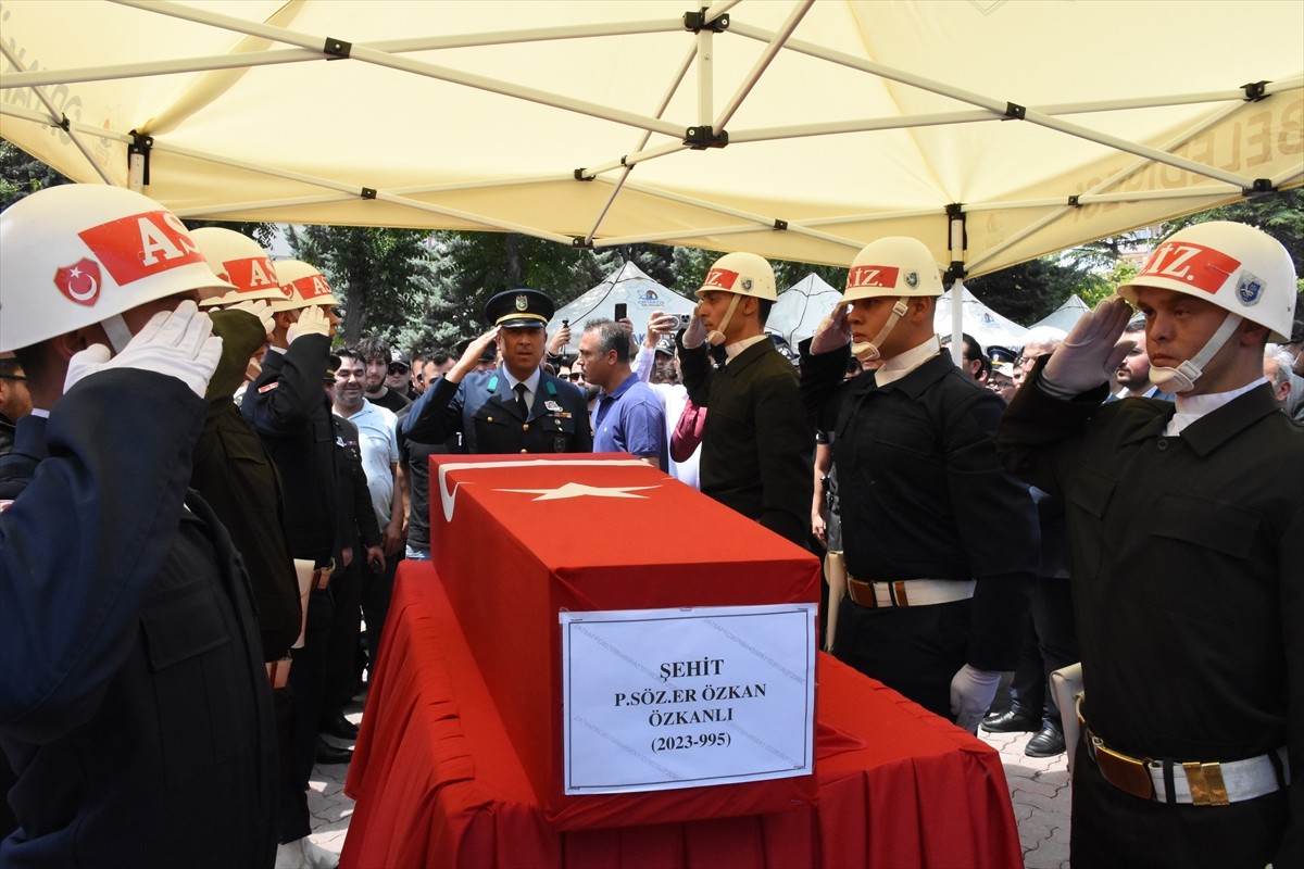 Pençe-Kilit Harekatı bölgesindeki mağarada arama tarama faaliyetinde metan gazından etkilenerek...