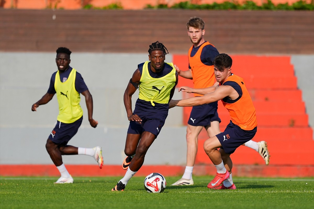 RAMS Başakşehir Futbol Takımı, 2025-2026 sezonu hazırlıklarını sürdürdü. Antrenmanda Deniz Türüç...