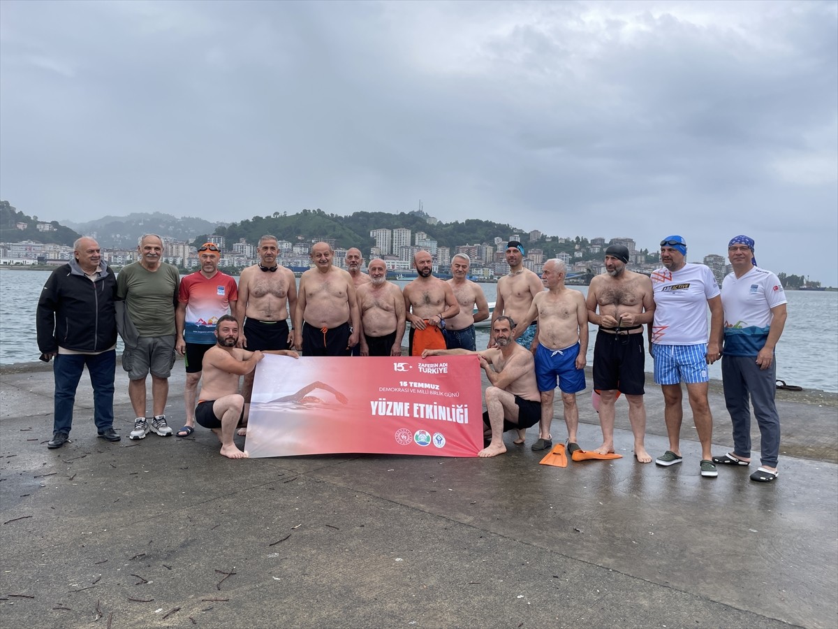 Rize'de 16 kişilik grup, 15 Temmuz Demokrasi ve Milli Birlik Günü dolayısıyla düzenlenen...