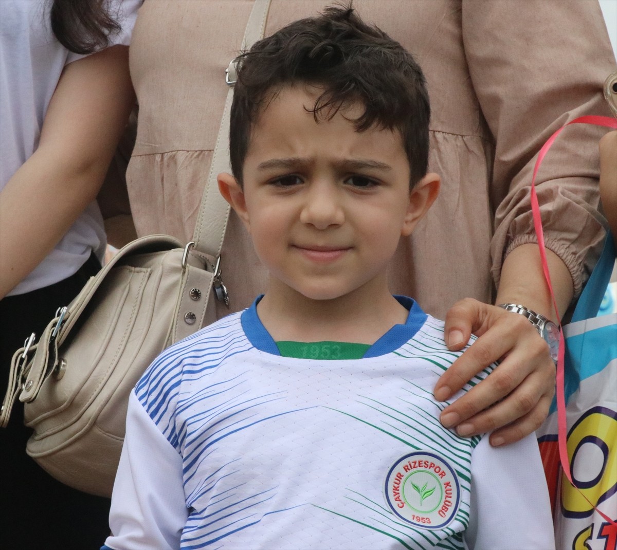 Rize'de ailesinin sosyal medyadan yaptığı çağrıya cevap veren çok sayıda vatandaş, 2,5 yaşında...