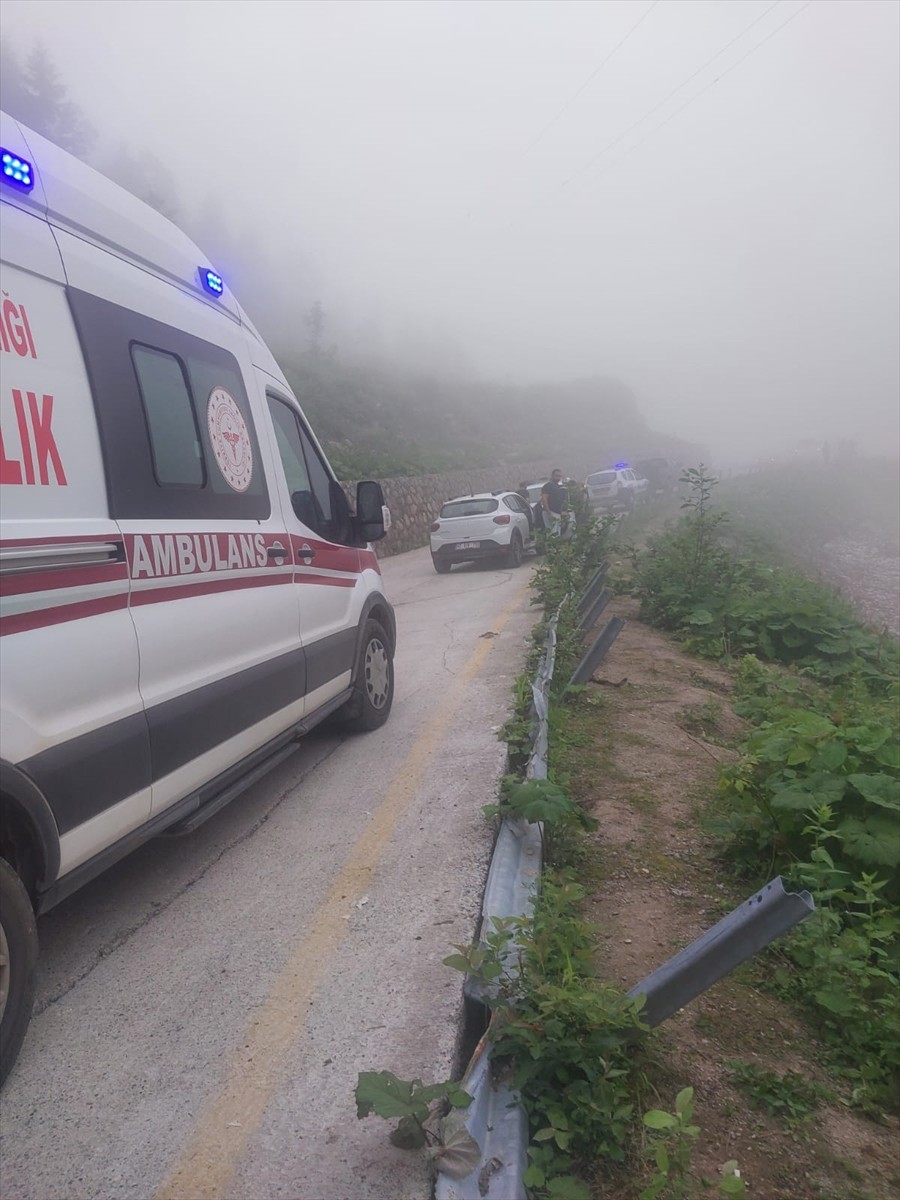 Rize'nin Çamlıhemşin ilçesinde kopan kar kütlesinin altında kalan kadın, hayatını kaybetti. İhbar...