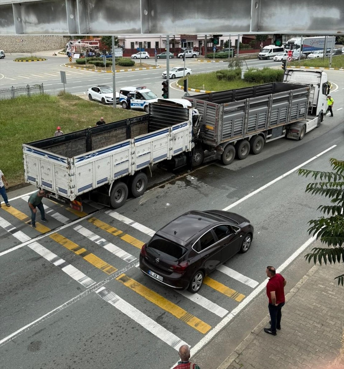 Rize'nin Derepazarı ilçesinde, kırmızı ışıkta bekleyen tıra çarpan kamyonun sürücüsü...