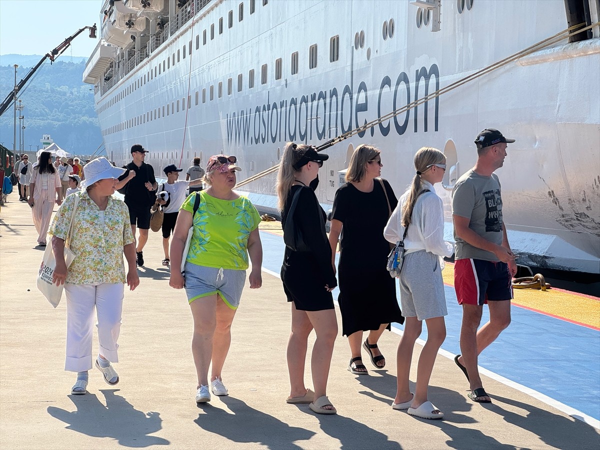 Rusya'nın Soçi kentinden hareket eden "Astoria Grande" kruvaziyeri, Amasra Limanı'na demirledi....