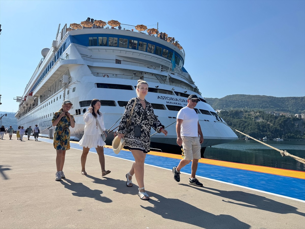 Rusya'nın Soçi kentinden hareket eden "Astoria Grande" kruvaziyeri, Amasra Limanı'na demirledi....