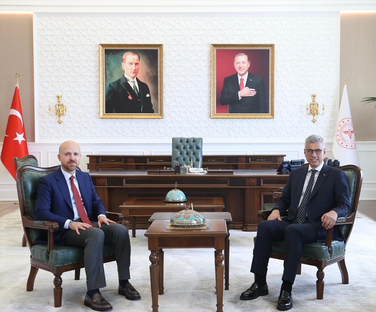 Sağlık Bakanı Kemal Memişoğlu (sağda), İlim Yayma Vakfı Mütevelli Heyeti Başkanı Bilal Erdoğan...