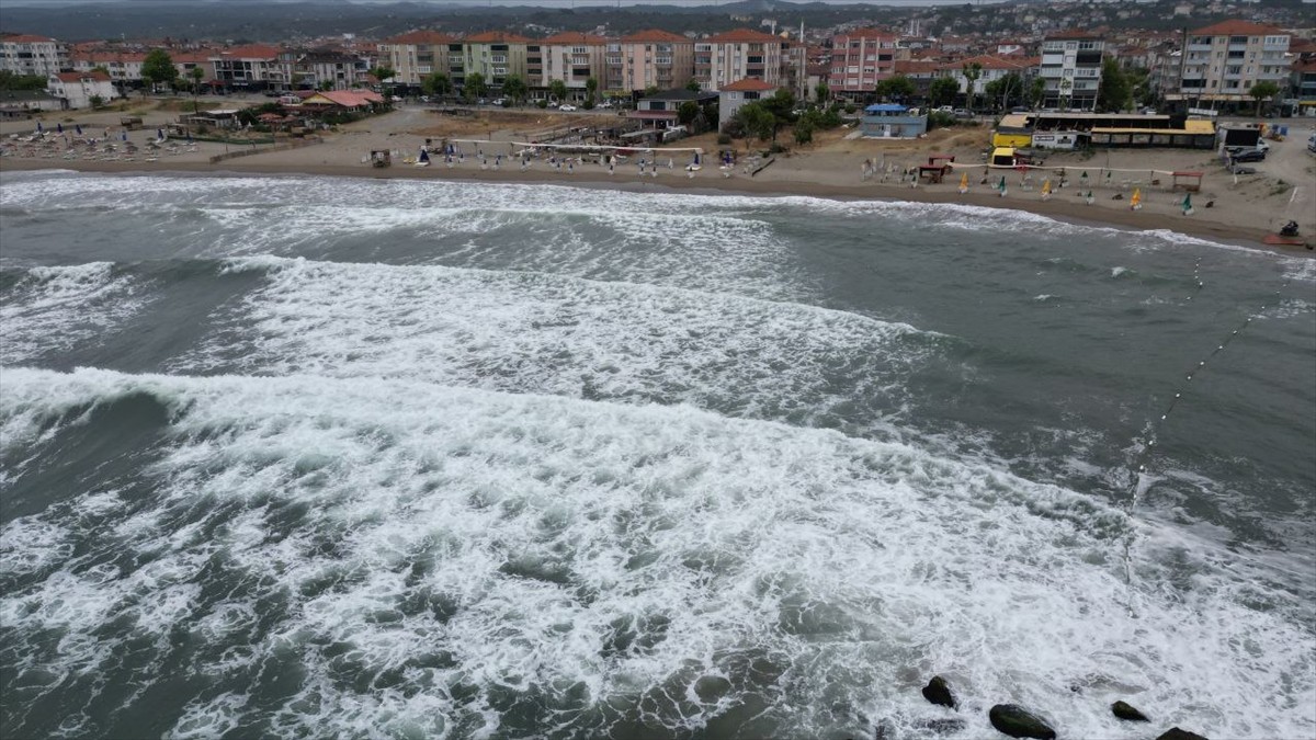 Sakarya'da olumsuz hava ve deniz koşulları nedeniyle denize girilmesine izin verilmiyor. Karasu...