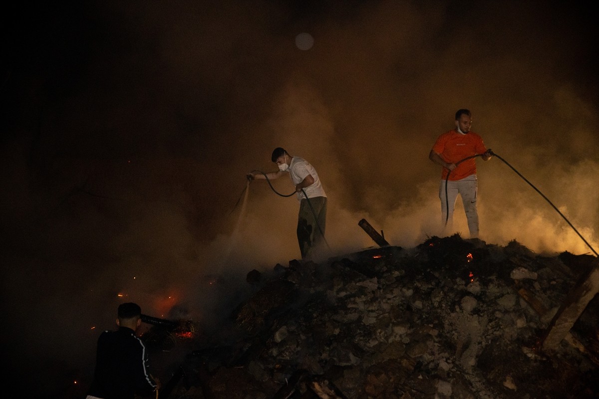 Sakarya'nın Geyve ilçesinde ormanlık alanda çıkan yangın nedeniyle iki mahalle tedbir amacıyla...