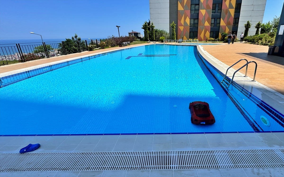 Samsun'un Atakum ilçesindeki site havuzunun etrafında akülü oyuncak arabasıyla gezen 4 yaşındaki...