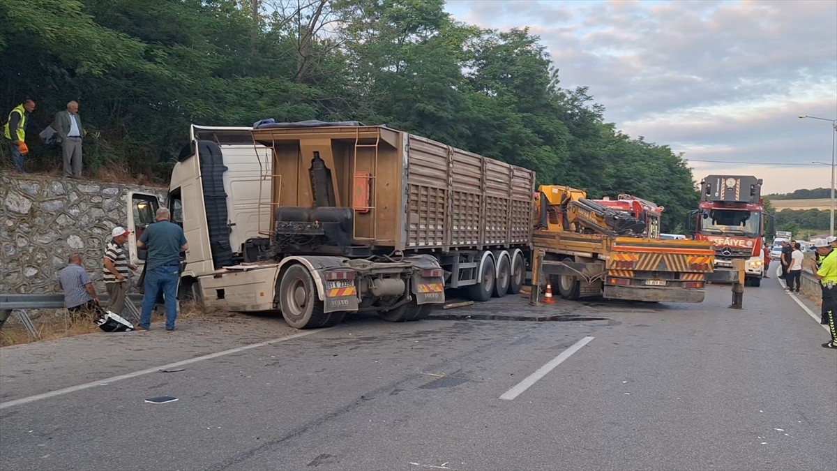 Samsun'un Bafra ilçesinde tırla çarpışan traktördeki 2 kişi yaralandı.