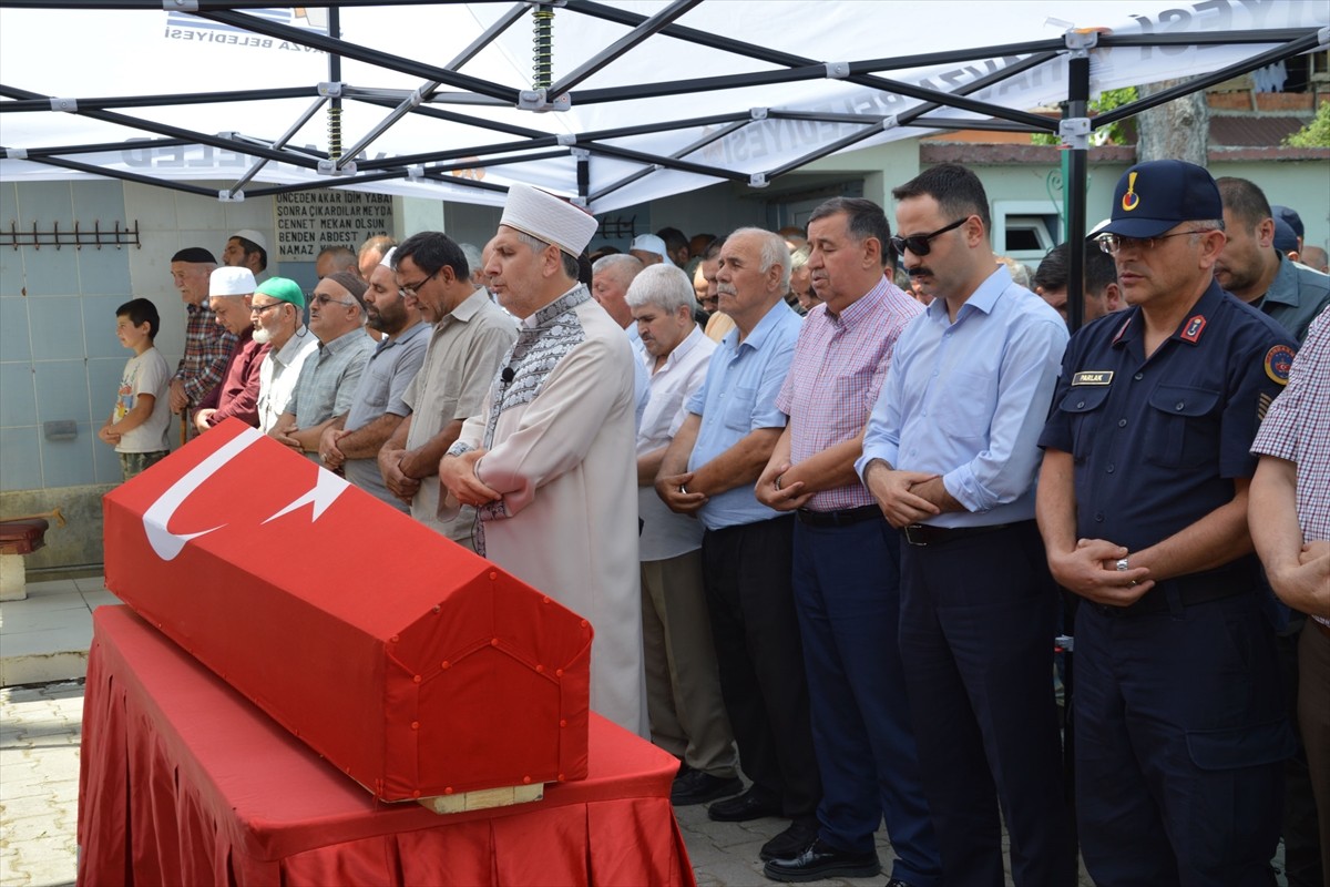 Samsun'un Havza ilçesinde 72 yaşında vefat eden Kıbrıs gazisi Ömer Cam'ın cenazesi, toprağa...