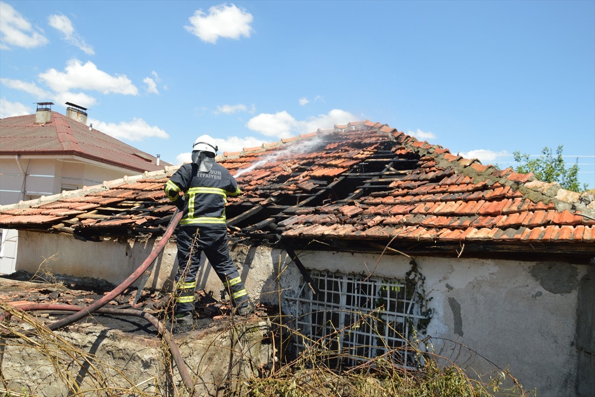 Samsun'un Havza ilçesinde anız yangınının sıçradığı evde zarar meydana geldi. Yangın, ekiplerin...
