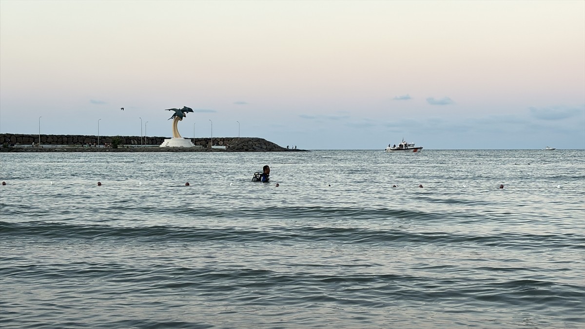 Samsun'un İlkadım ilçesinde denizde kaybolduğu değerlendirilen kişi için arama çalışması...