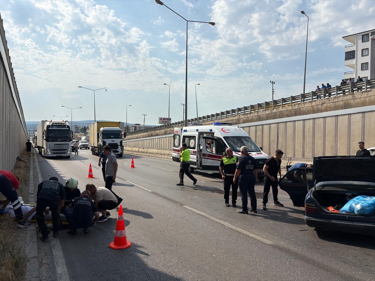 Samsun'un Kavak ilçesinde otomobil ile kamyonun çarpışması sonucu 5 kişi yaralandı.