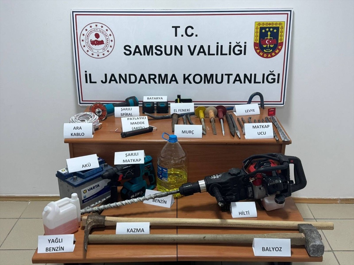 Samsun'un Ladik ilçesinde izinsiz kazı yapan 3 şüpheli suçüstü yakalandı. Operasyonda kazıda...