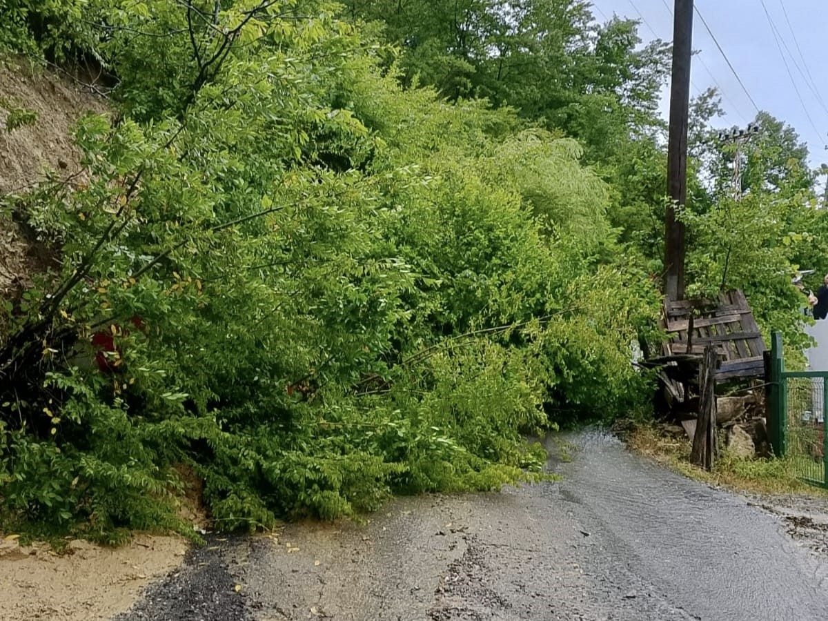 Samsun'un Yakakent ilçesinde sağanak nedeniyle mahalle grup yolunda heyelan meydana geldi. 