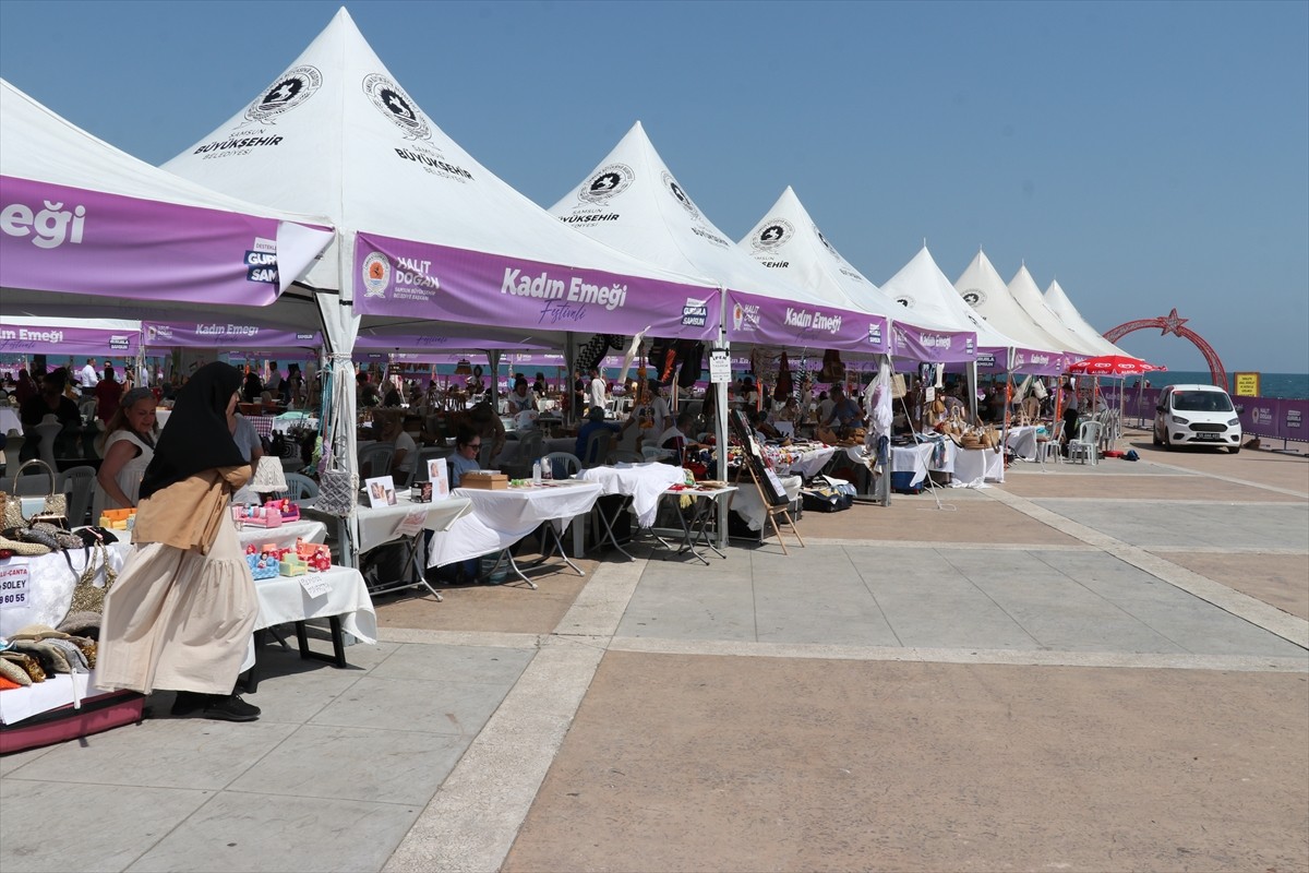 Samsun Büyükşehir Belediyesi tarafından düzenlenen, kadınların el emeği ürünlerinin sergilendiği...