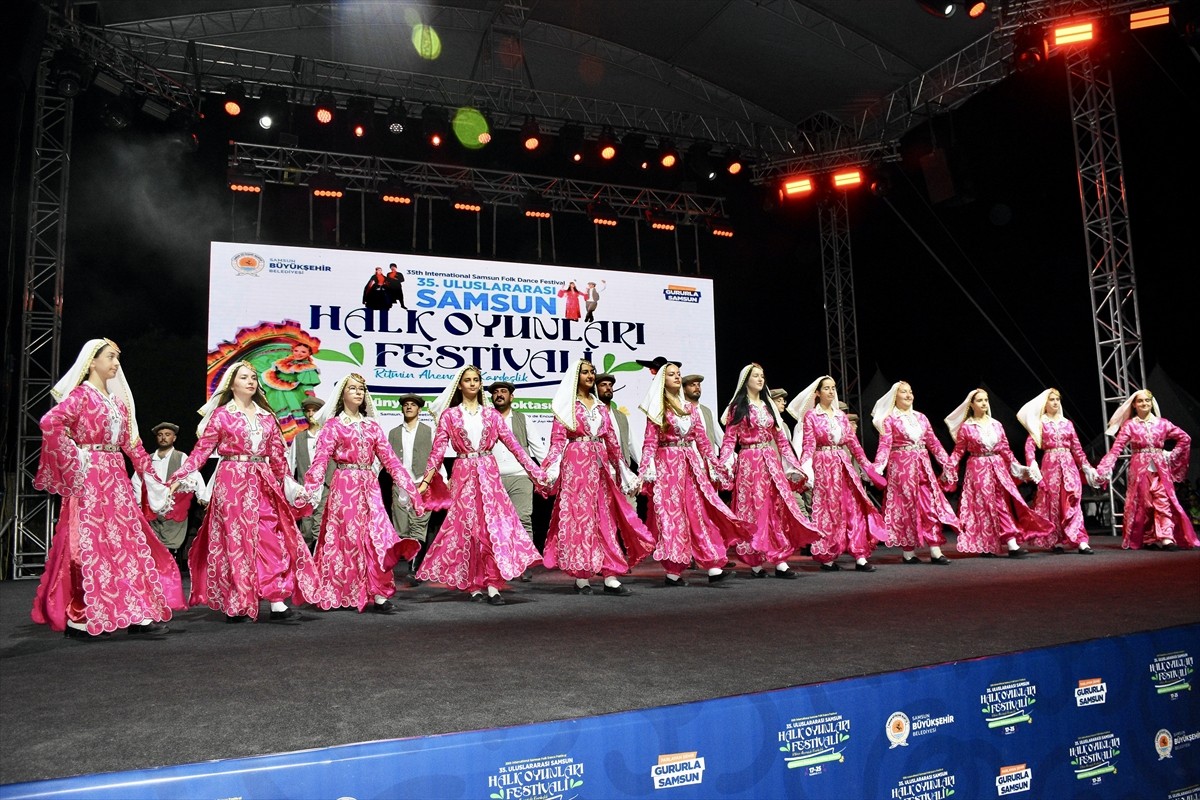 Samsun Büyükşehir Belediyesi tarafından düzenlenen ve 13 ülkeden halk dansları topluluklarının...