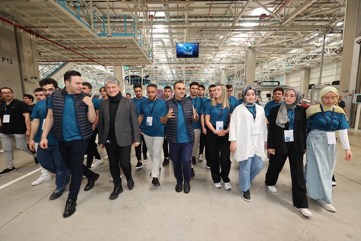 Sanayi ve Teknoloji Bakanı Mehmet Fatih Kacır, AK Parti Gençlik Kollarının "Eser Buluşmaları"...