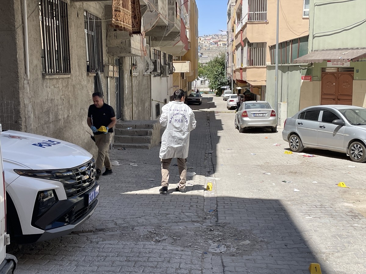 Şanlıurfa'nın merkez Eyyübiye ilçesinde düzenlenen silahlı saldırıda 2 kişi yaralandı. Polis...
