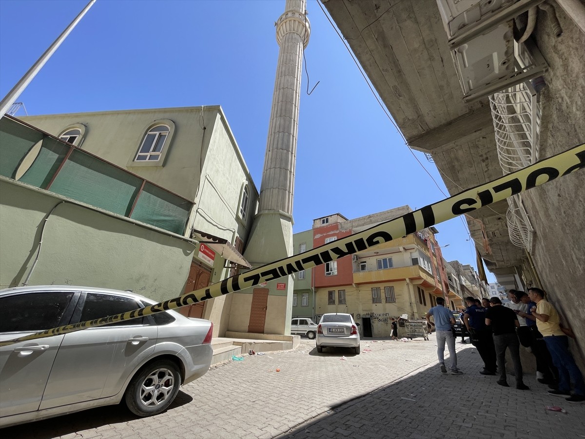 Şanlıurfa'nın merkez Eyyübiye ilçesinde düzenlenen silahlı saldırıda 2 kişi yaralandı. Polis...