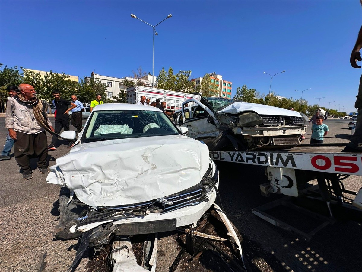 Şanlıurfa'nın Siverek ilçesinde iki otomobilin çarpışması sonucu 1 kişi öldü, 4 kişi...