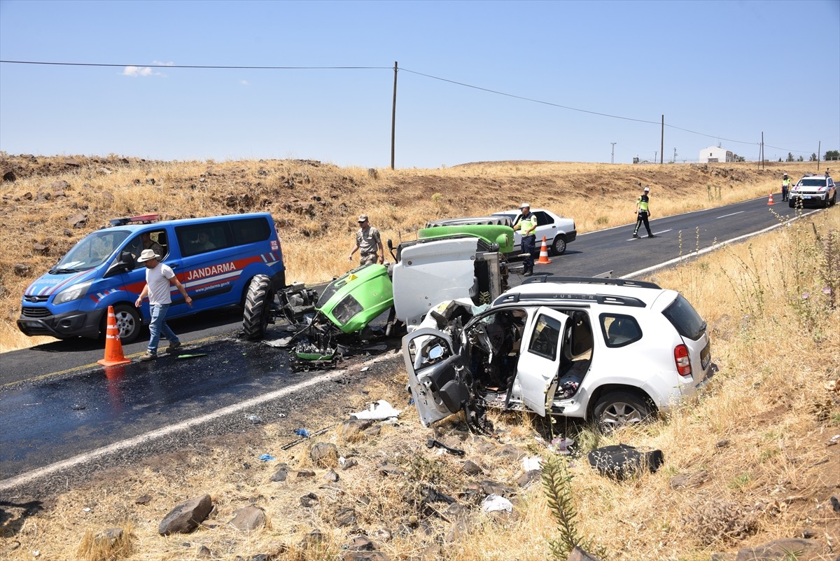 Şanlıurfa'nın Siverek ilçesinde otomobille traktörün çarpışması sonucu 1 kişi hayatını kaybetti, 2...