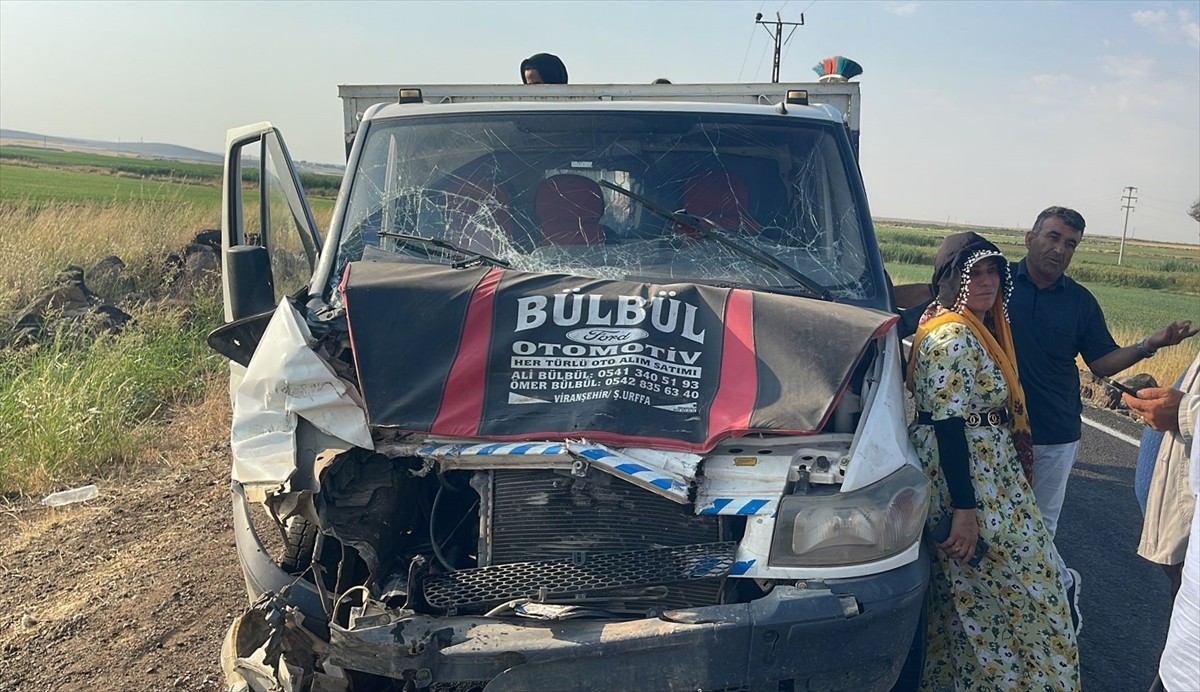 Şanlıurfa'nın Siverek ilçesinde tarım işçilerinin bulunduğu iki kamyonetin çarpışması sonucu 11...