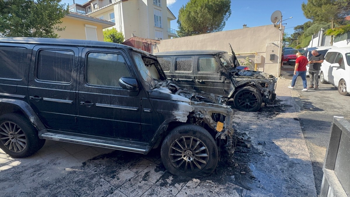 Sarıyer'de iş insanlarına ait park halindeki iki cip ateşe verilirken, kundaklanma anı güvenlik...