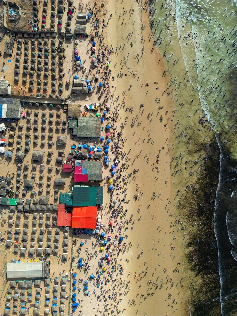 Senegal'in başkenti Dakar'daki Yoff plajı, sıcak havanın tadını çıkarmak isteyenlerin akınına...