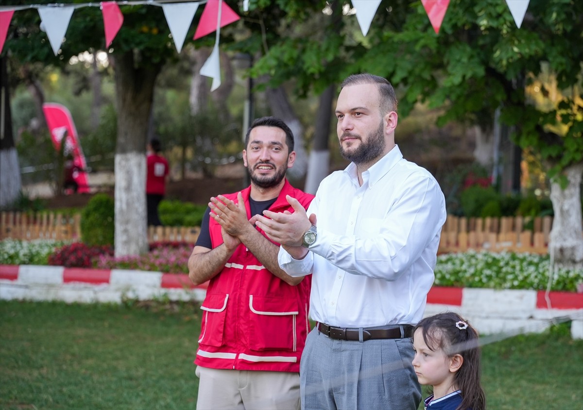 Sıfır Atık Vakfı Başkanı Samed Ağırbaş, Türk Kızılayın Heybeliada'daki kamp alanında liselilere...