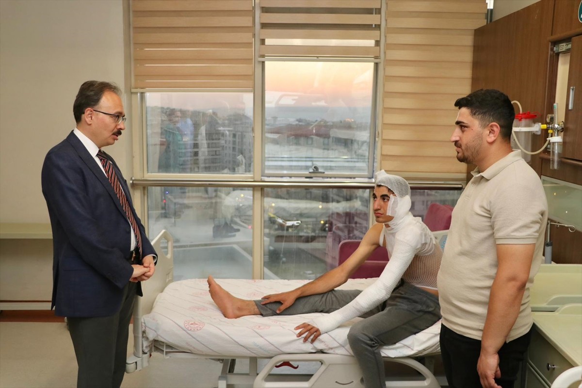 Siirt'in Eruh ilçesinde, benzinli el sondaj makinesinin alev alması nedeniyle 3 işçi yaralandı....