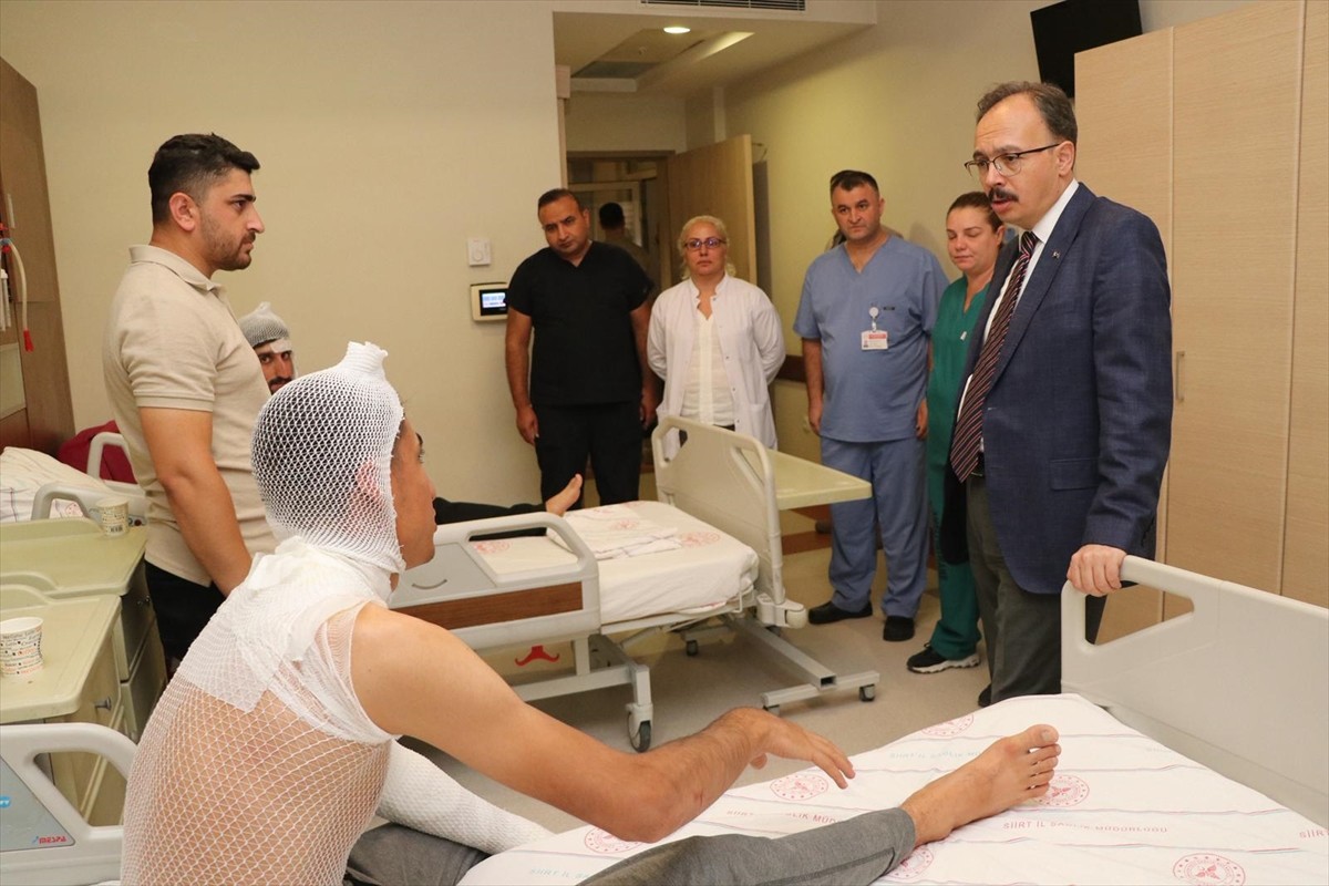 Siirt'in Eruh ilçesinde, benzinli el sondaj makinesinin alev alması nedeniyle 3 işçi yaralandı....