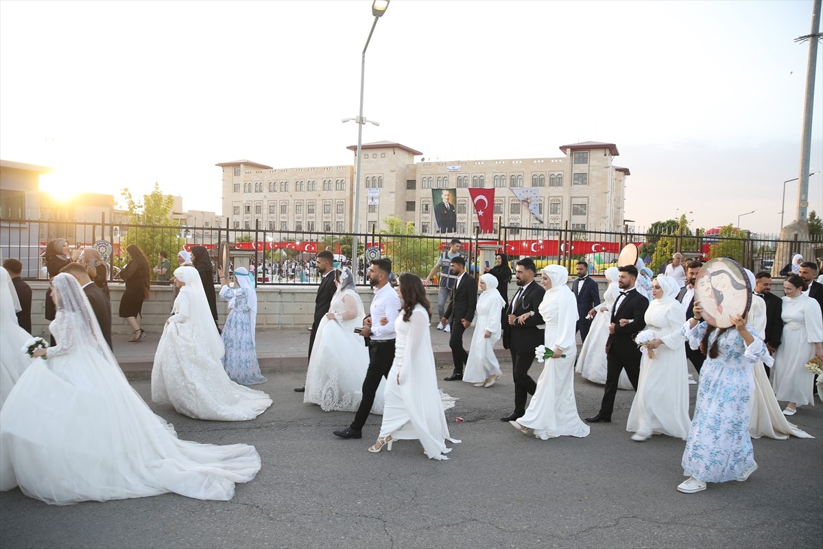 Siirt Emniyet Müdürlüğünce "Sağdıcım Polis Olsun Projesi" kapsamında kentte 40 çift için toplu...